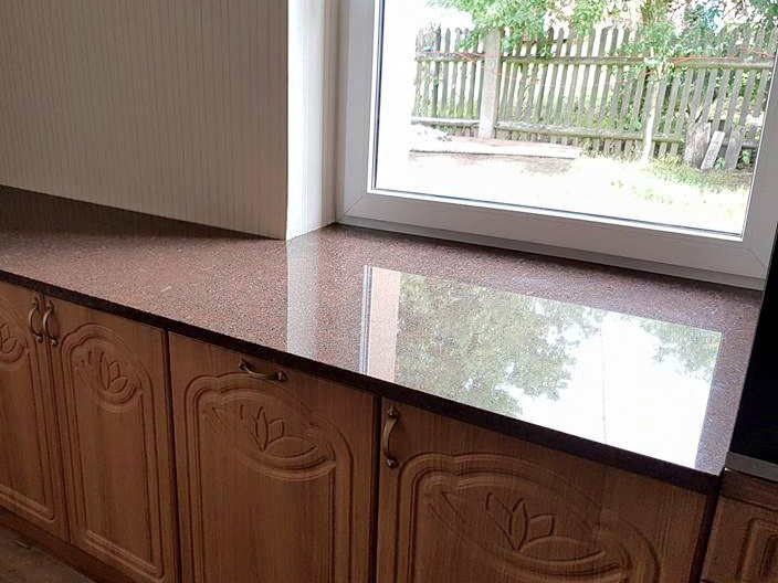 parapet przechodzący w blat