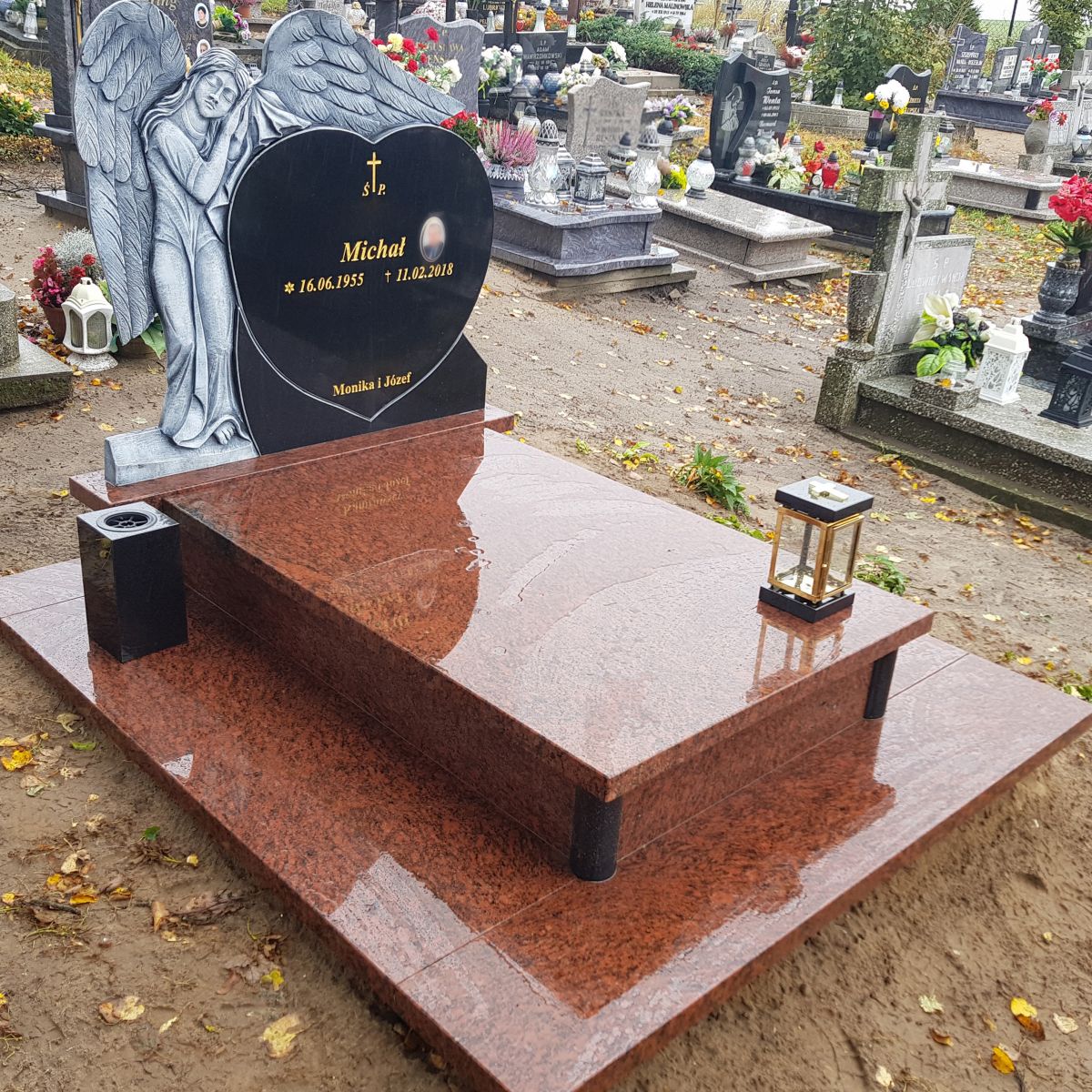 z płaskorzeźbą